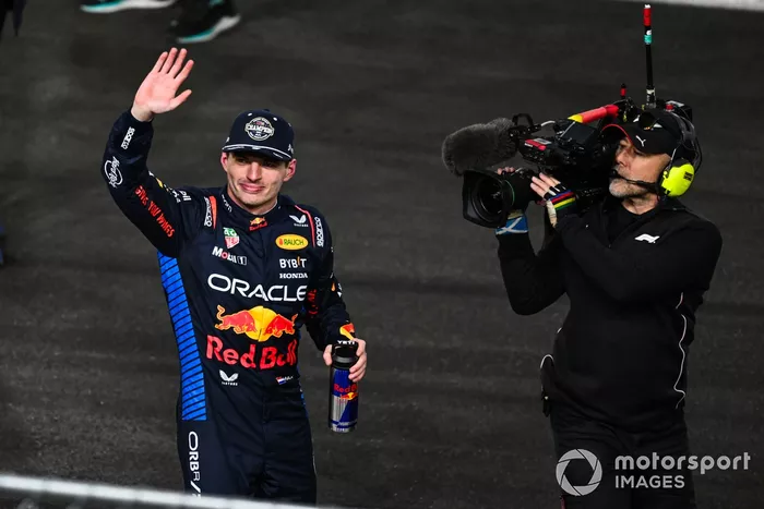 Le champion des pilotes Max Verstappen, Red Bull Racing, salue les fans