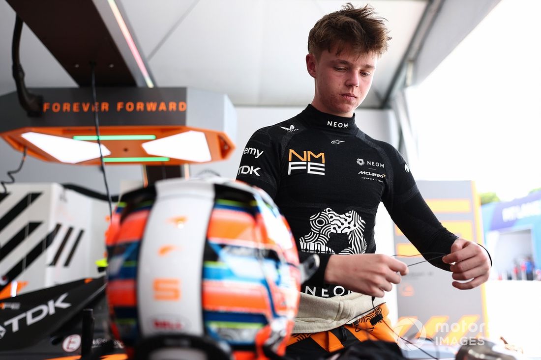 El británico Taylor Barnard y los trajes del equipo NEOM McLaren de Fórmula E 