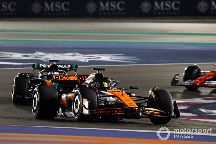 Oscar Piastri, McLaren MCL38, George Russell, Mercedes F1 W15, Carlos Sainz, Ferrari SF-24