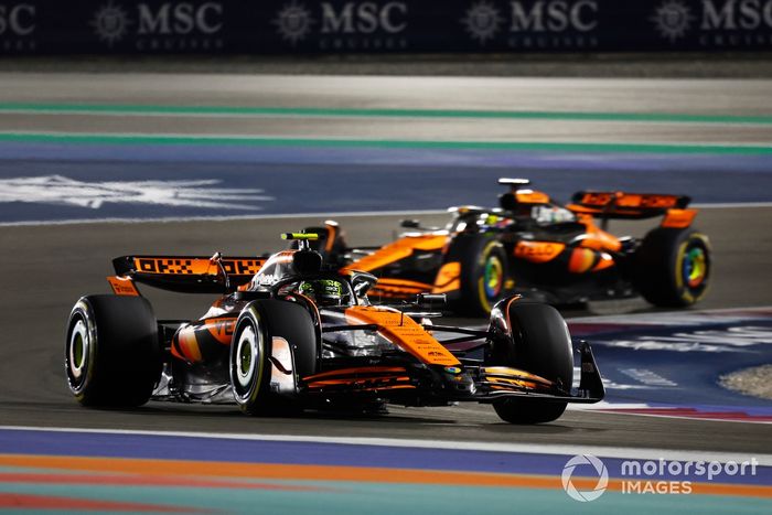 Lando Norris, McLaren MCL38, lidera Oscar Piastri, McLaren MCL38