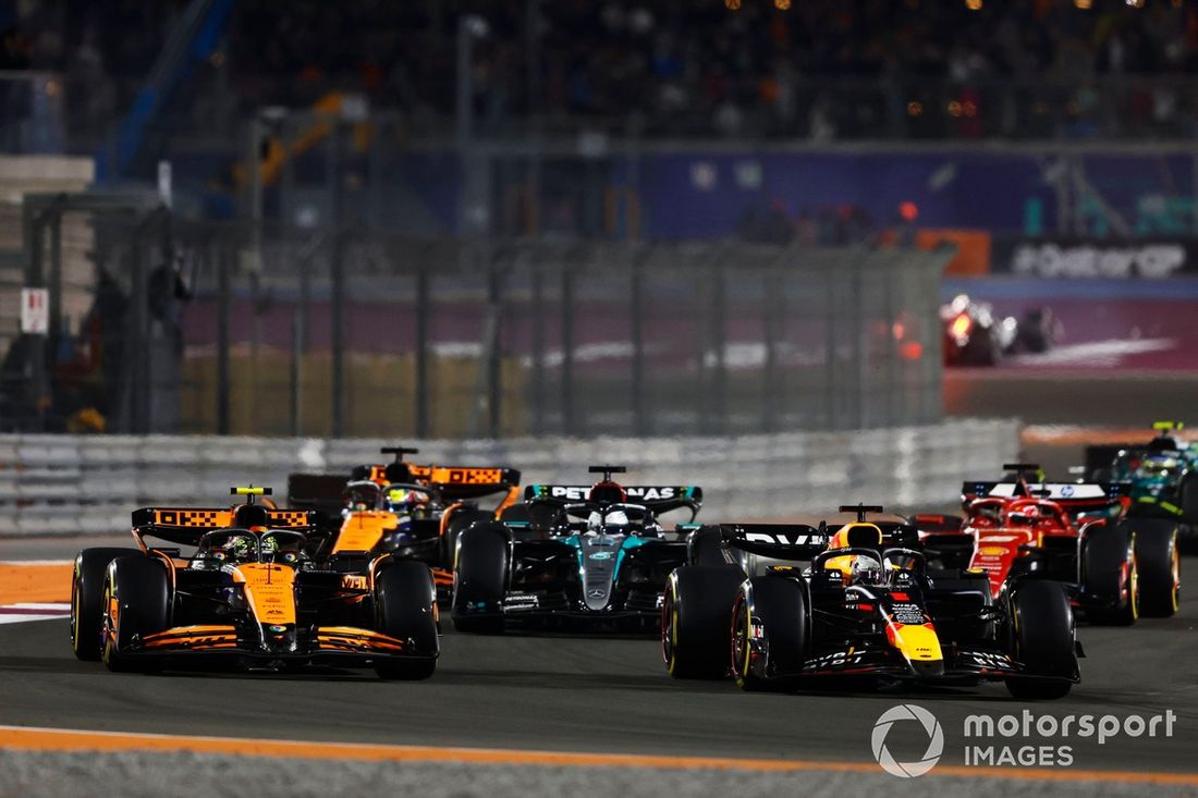 Lando Norris, McLaren MCL38, lucha con Max Verstappen, Red Bull Racing RB20, por el liderato de la carrera.