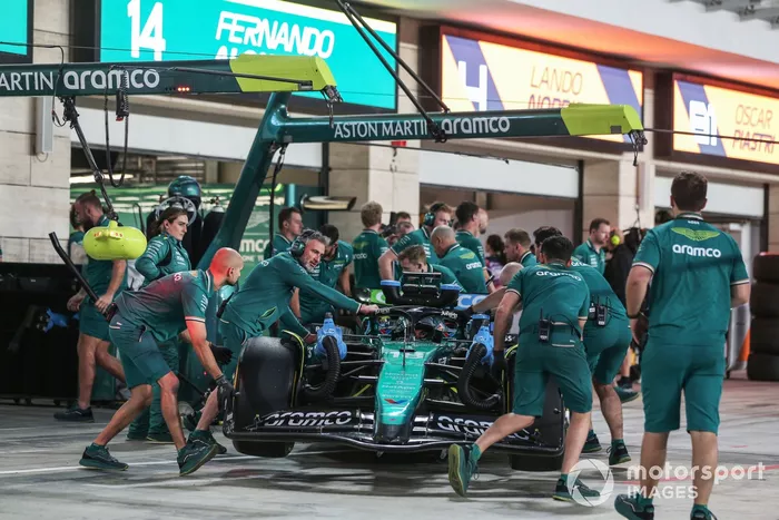 Los mecánicos empujan a Lance Stroll, Aston Martin AMR24, de vuelta al garaje 