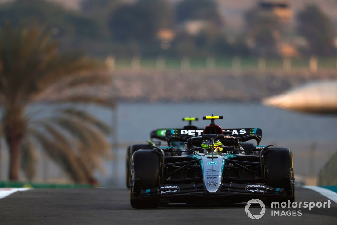 Lewis Hamilton, Mercedes F1 W15, Fernando Alonso, Aston Martin AMR24