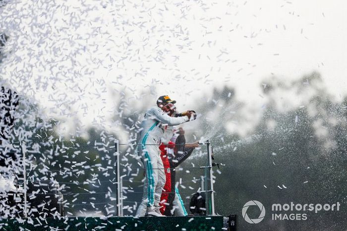 Podio: Ganador de la carrera Lewis Hamilton, Mercedes AMG F1 y el segundo lugar Sebastian Vettel, Ferrari celebra con el champán