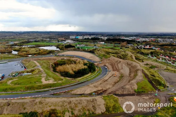 Trabajos de construcción en el autódromo de Zandvoort para el Gran Premio de Holanda