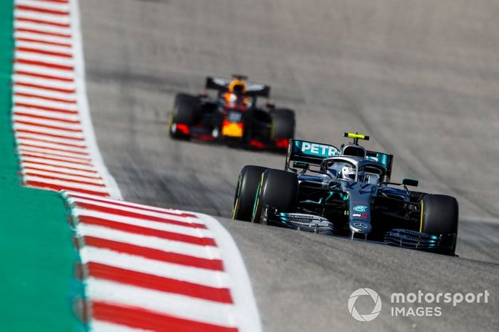 Valtteri Bottas, Mercedes AMG W10, y Max Verstappen, Red Bull Racing RB15 