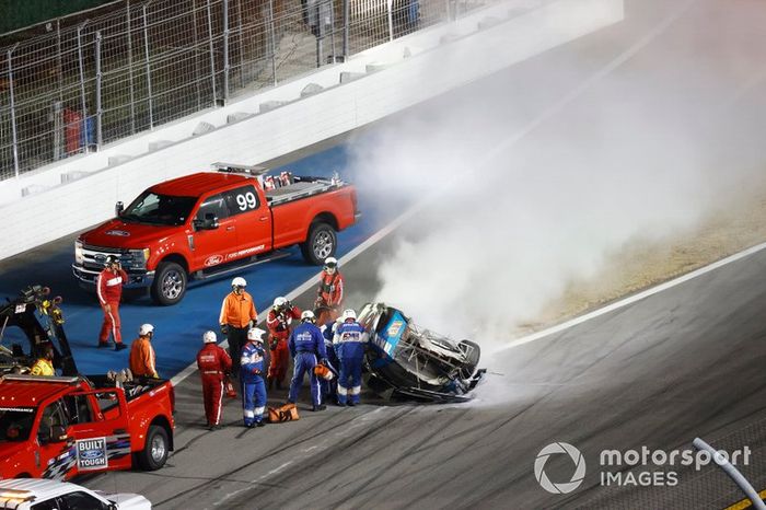 Socorren a Ryan Newman, Roush Fenway Racing, Ford Mustang Koch Industries, tras su accidente