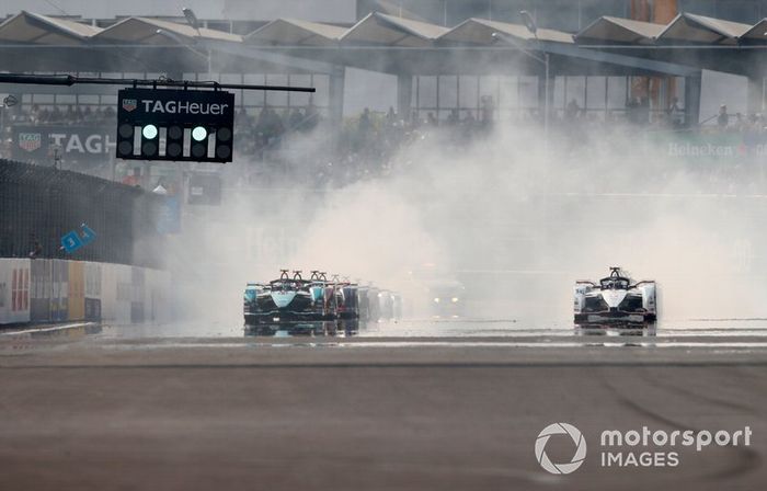 Mitch Evans, Jaguar Racing, Jaguar I-Type 4 alongside Andre Lotterer, Porsche, Porsche 99x Electric at the start