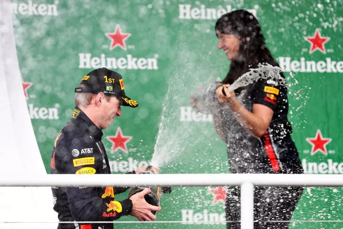 Max Verstappen, Red Bull Racing, celebra con Hannah Schmitz, ingeniera de estrategia de Red Bull Racing