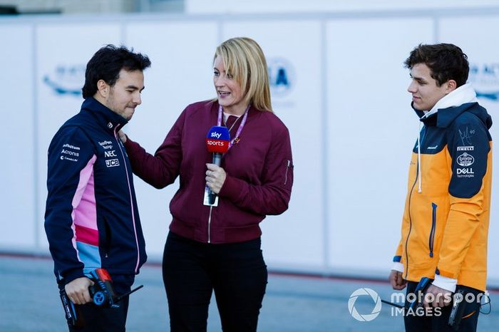 Sergio Pérez, Racing Point, y Lando Norris, McLaren, juegan con autos controlados por radio para la presentadora de Sky Rachel Brookes
