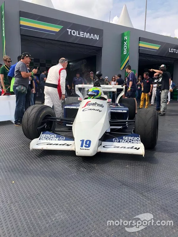 Massa al volante del Toleman de 1984 en el tributo a Senna