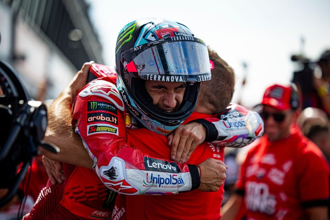 Enea Bastianini, del equipo Ducati, celebra con los miembros del equipo