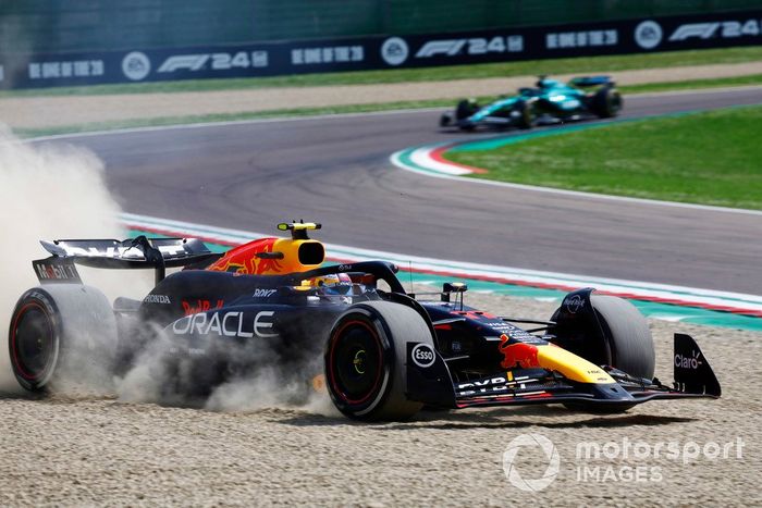 Sergio Pérez, Red Bull Racing RB20, se sale de la pista y cae a la grava