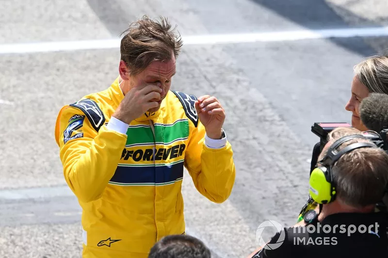 Sebastian Vettel enlève son casque après avoir conduit la McLaren MP4/8 d'Ayrton Senna
