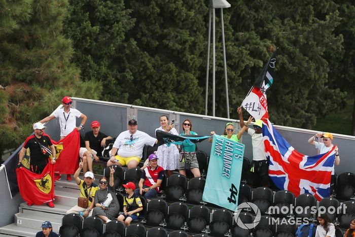 Fani okazują wsparcie Lewisowi Hamiltonowi i zespołowi Mercedes-AMG F1 Team 