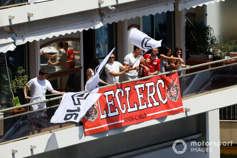 Fans de Charles Leclerc, Scuderia Ferrari, sur un balcon