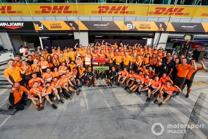 Lando Norris, McLaren F1 Team, 3ª posición, Oscar Piastri, McLaren F1 Team, 2ª posición, el equipo McLaren celebra después de la carrera.