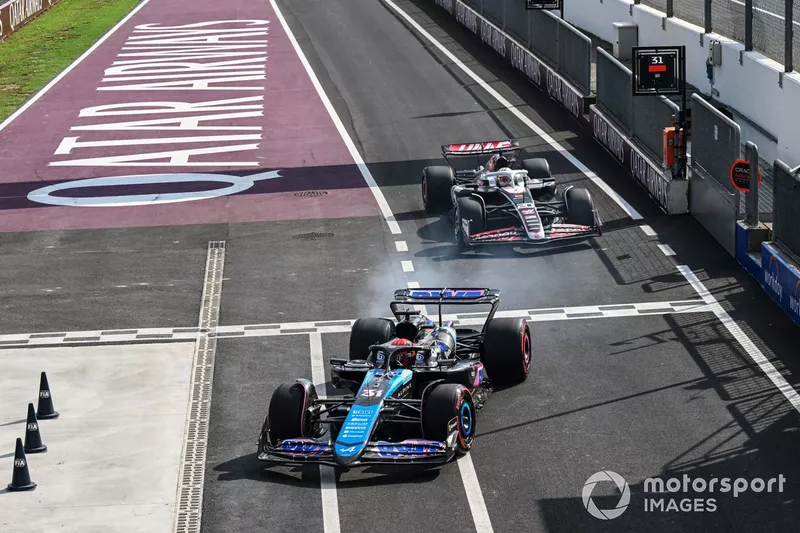 Esteban Ocon, Alpine A524, dans la voie des stands 