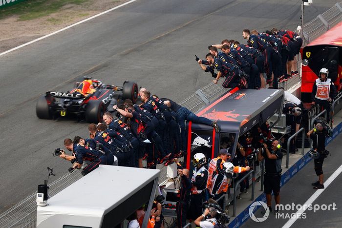 El equipo celebra en el muro de boxes cuando Max Verstappen, Red Bull Racing RB18, cruza la línea de meta y toma la bandera a cuadros