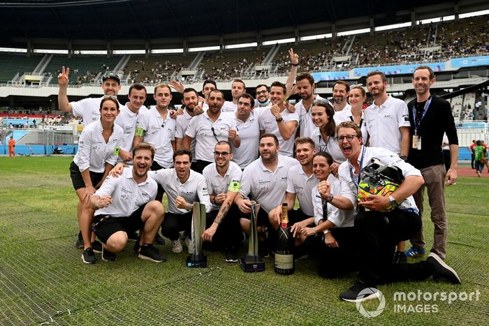 Delphine Biscaye, mánager de ROKiT Venturi Racing, Jerome d'Ambrosio, jefe de ROKiT Venturi Racing, y el equpo Venturi team celebran el resultado