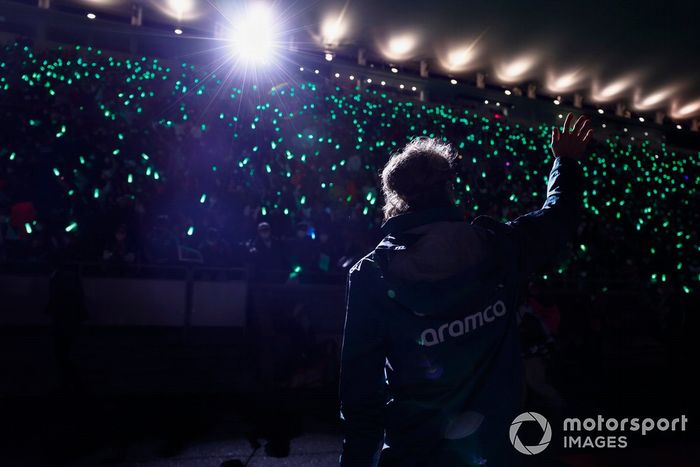 Sebastian Vettel, Aston Martin, saluda a los fans