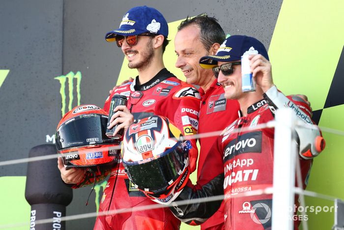Podio: ganador Francesco Bagnaia, Equipo Ducati, tercer lugar Jack Miller, Equipo Ducati
