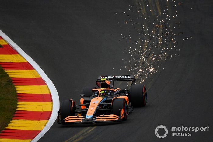 Lando Norris, McLaren MCL36, echa chispas