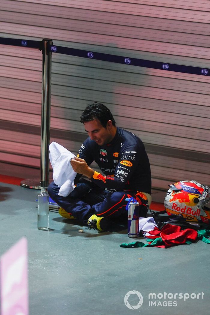 Sergio Pérez, Red Bull Racing, 1ª posición, en Parc Ferme