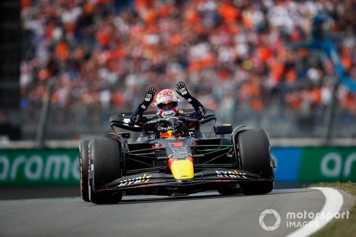 Max Verstappen, de Red Bull Racing, se baja de su coche tras detenerse en el circuito durante la FP1