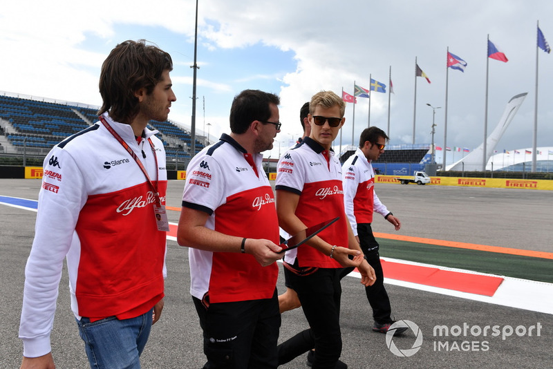Antonio Giovinazzi, Sauber and Marcus Ericsson, Sauber walk the track