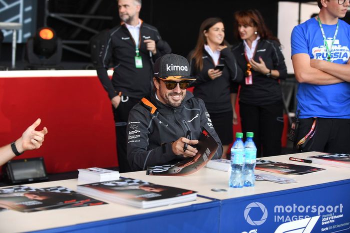Fernando Alonso, McLaren firma autógrafos
