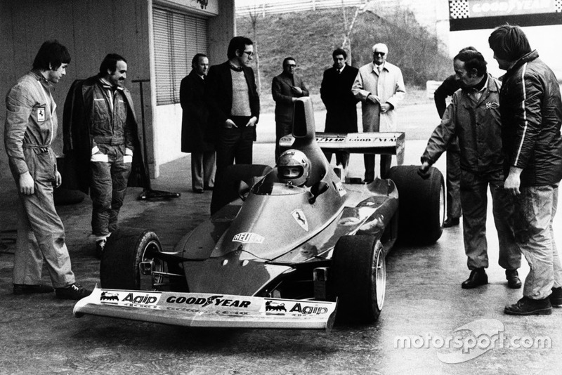 Niki Lauda prova per la prima volta la Ferrari 312T, sotto lo sguardo di Clay Regazzoni, Mauro Forghieri, Enzo Ferrari ed Ermanno Cupghi
