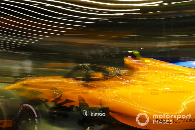 Stoffel Vandoorne, McLaren MCL33, leaves the garage
