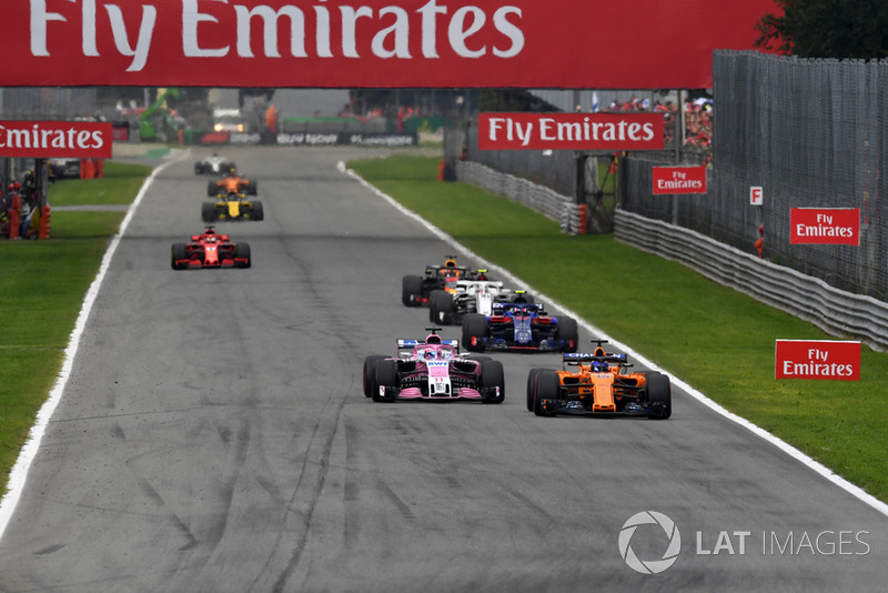 Fernando Alonso, McLaren MCL33 y Sergio Perez, Racing Point Force India VJM11