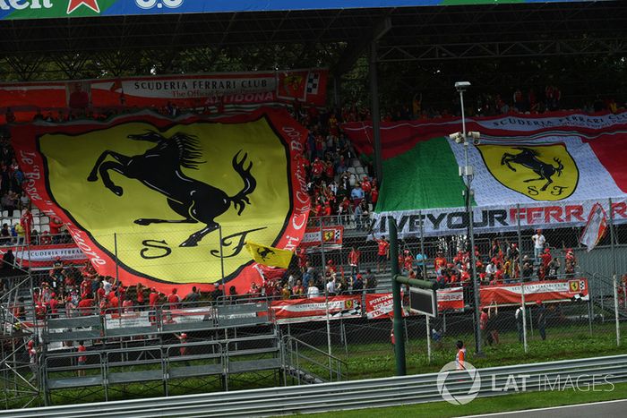 Ferrari, aficionados con banderas