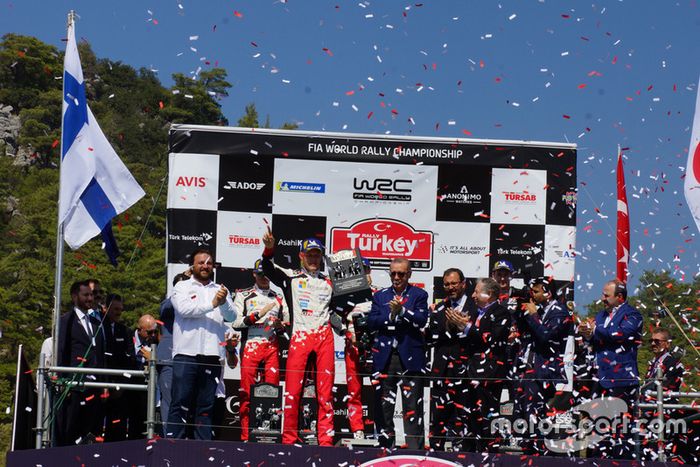 Serkan Yazıcı, presidente de TOSFED, ganador de la carrera Ott Tänak, Toyota Gazoo Racing, Recep Tayyip Erdoğan, presidente de Turquía