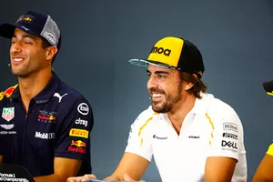 Daniel Ricciardo, Red Bull Racing, et Fernando Alonso, McLaren, en conférence de presse