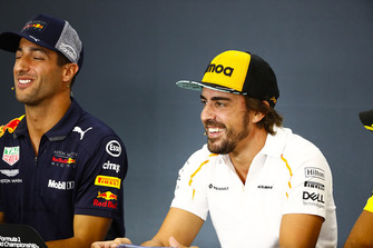 Daniel Ricciardo, Red Bull Racing, et Fernando Alonso, McLaren, en conférence de presse