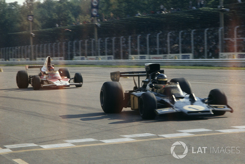 Ronnie Peterson, Lotus Ford, lidera a Emerson Fittipaldi, McLaren M23-Ford