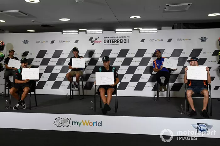 Johann Zarco, Avintia Racing, Franco Morbidelli, Petronas Yamaha SRT, Valentino Rossi, Yamaha Factory Racing, Fabio Quartararo, Petronas Yamaha SRT, Miguel Oliveira, Red Bull KTM Tech 3, Brad Binder, Red Bull KTM Factory Racing con el dibujo del circuito que hicieron con los ojos vendados