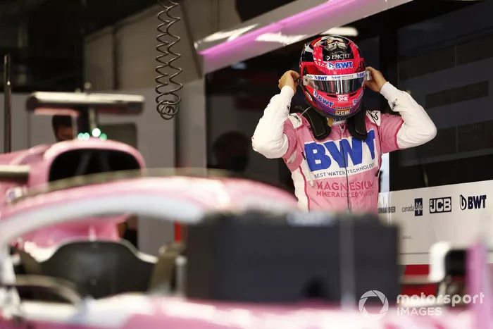 Sergio Pérez, de Racing Point, se pone su casco en el garaje del equipo