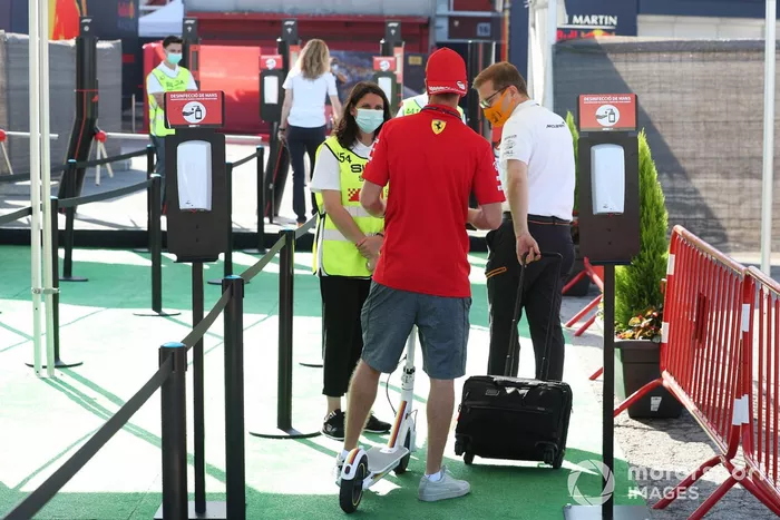 Sebastian Vettel, Ferrari y Andreas Seidl, Team Principal, McLaren