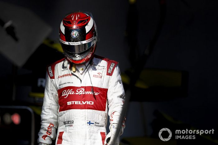 Kimi Raikkonen, Alfa Romeo, vuelve a su garaje después de retirarse de la carrera