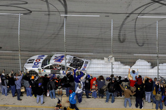Race winner Kevin Harvick, Stewart-Haas Racing, Ford Fusion Mobil 1