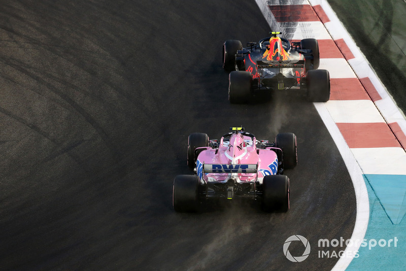 Esteban Ocon, Racing Point Force India VJM11 y Max Verstappen, Red Bull Racing RB14