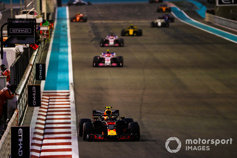 Max Verstappen, Red Bull Racing RB14, precede Esteban Ocon, Racing Point Force India VJM11