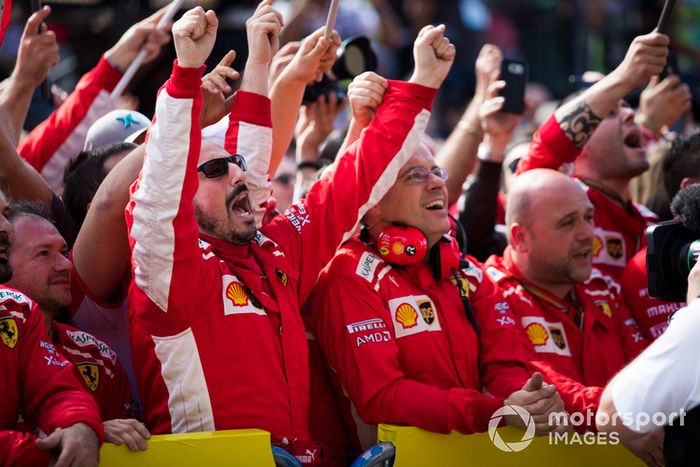 El personal del equipo Ferrari celebra mientras Kimi Raikkonen, Ferrari, 1ª posición, sube al podio