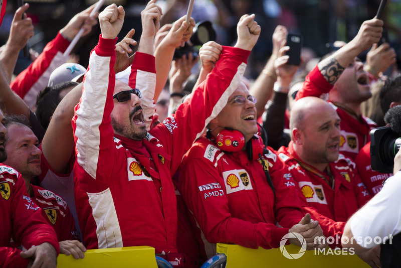 Команда Ferrari святкує перемогу Кімі Райкконена, Ferrari