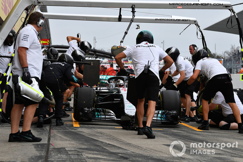 Lewis Hamilton, Mercedes-AMG F1 W09 pit stop