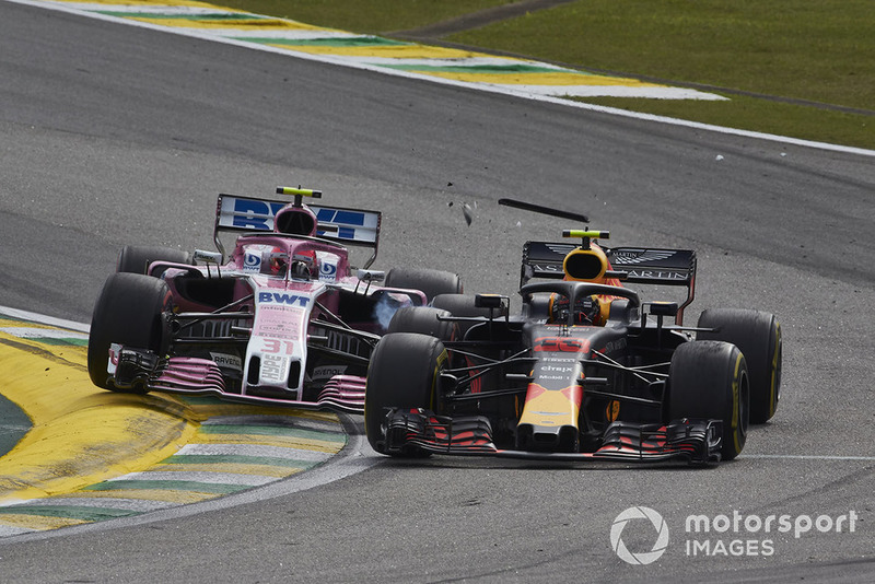 Max Verstappen, Red Bull Racing RB14, and Esteban Ocon, Racing Point Force India VJM11, make contact